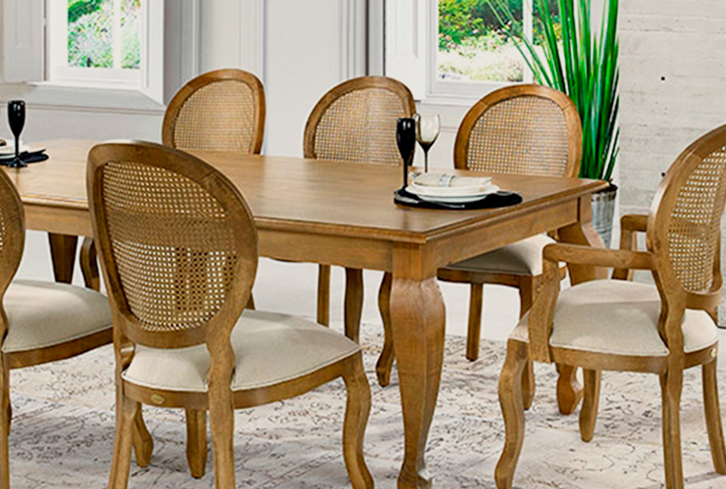 imagem de sala de jantar com mesa e cadeiras